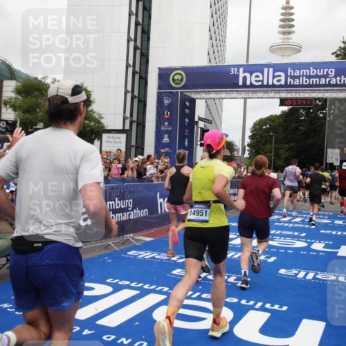 29.06.2025 - hella hamburg halbmarathon Michael Strokosch http://msf.ph/oto/8247850 29.06.2025 10:57:40 Ziel 1239, 2236, 2606, 2652, 4502, 5015, 5134, 5457, 5458, 5728, 13245, 14571, 14951, 15217, 15220, 17769, 17814, 18388 meine-sportfotos.de