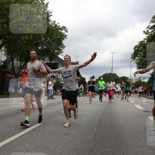 29.06.2025 - hella hamburg halbmarathon Yannick Fuchs http://msf.ph/oto/8247854 29.06.2025 10:47:48 20KM 1030, 1151, 1267, 1422, 1502, 1727, 1870, 2058, 2070, 2354, 2518, 2630, 3096, 3103, 3819, 5020, 5259, 5638, 5866, 6294, 6374, 6481, 6511, 6512, 6629, 6762, 6942, 7274, 7395, 7478, 7918, 8285, 8335, 8394, 8447, 9380, 9791, 9922, 11068, 11430, 11844, 12321, 12379, 12607, 12632, 12909, 13032, 13033, 13397, 13794, 13865, 13912, 14702, 15146, 15441, 15502, 15838, 15856, 15946, 16477, 16780, 17348, 17482, 18143, 18308, 18418, 18487, 18514, 18612, 19067 meine-sportfotos.de
