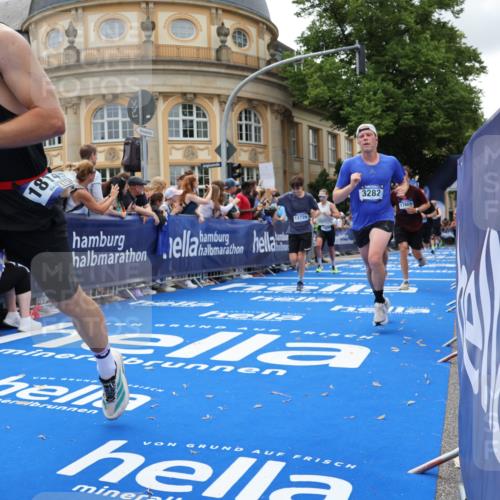 29.06.2025 - hella hamburg halbmarathon Strokosch-Dieckow http://msf.ph/oto/8247855 29.06.2025 10:39:14 Ziel 2044, 3282, 4565, 5752, 6037, 8319, 8925, 11305, 12046, 13479, 13729, 14311, 14359, 15556, 15866, 16656, 17646, 17668, 18149, 18547 meine-sportfotos.de