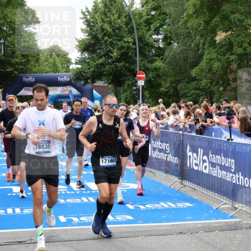 29.06.2025 - hella hamburg halbmarathon Zöllner http://msf.ph/oto/8247867 29.06.2025 10:57:32 Ziel 2236, 3435, 4502, 5015, 5134, 5728, 6281, 6302, 8393, 9727, 12144, 13245, 13394, 15695, 16093, 16830, 17160, 17758, 17828 meine-sportfotos.de