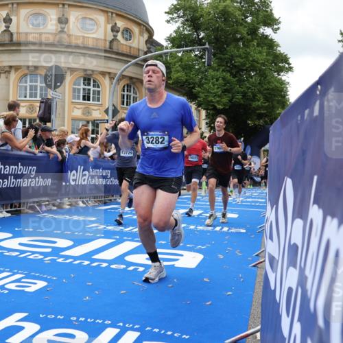 29.06.2025 - hella hamburg halbmarathon Strokosch-Dieckow http://msf.ph/oto/8247879 29.06.2025 10:39:15 Ziel 2044, 3282, 4565, 5752, 6037, 8319, 8925, 11305, 12046, 13479, 13729, 14311, 14359, 15556, 15866, 16656, 17646, 17668, 18149, 18547 meine-sportfotos.de