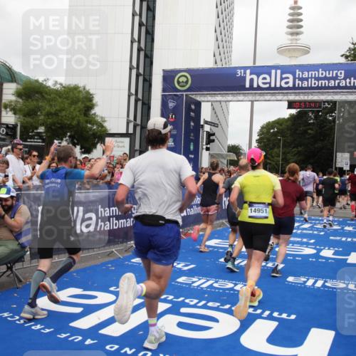 29.06.2025 - hella hamburg halbmarathon Michael Strokosch http://msf.ph/oto/8247880 29.06.2025 10:57:40 Ziel 1239, 2236, 2606, 2652, 4502, 5015, 5134, 5457, 5458, 5728, 13245, 14571, 14951, 15217, 15220, 17769, 17814, 18388 meine-sportfotos.de