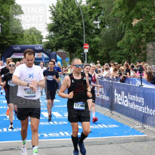 29.06.2025 - hella hamburg halbmarathon Zöllner http://msf.ph/oto/8247901 29.06.2025 10:57:32 Ziel 2236, 3435, 4502, 5015, 5134, 5728, 6281, 6302, 8393, 9727, 12144, 13245, 13394, 15695, 16093, 16830, 17160, 17758, 17828 meine-sportfotos.de