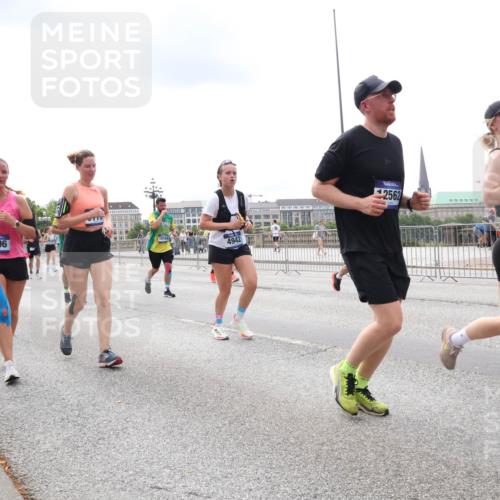 29.06.2025 - hella hamburg halbmarathon Lena Gebhardt http://msf.ph/oto/8247916 29.06.2025 10:34:03 Lombardsbrücke 1189, 1275, 1417, 1672, 1705, 1787, 1896, 2265, 2342, 2464, 2482, 2496, 2526, 2801, 2933, 3145, 3170, 3264, 3340, 3345, 3560, 3829, 3848, 4361, 4433, 4449, 4479, 4696, 4807, 4824, 4826, 4942, 5075, 5096, 5141, 5557, 5561, 5566, 5569, 5584, 5691, 5821, 5822, 5887, 6105, 6109, 6364, 6515, 6516, 6854, 6956, 7027, 7324, 7329, 7565, 7653, 8021, 8157, 8202, 8277, 8282, 8349, 8375, 8377, 8383, 8401, 8965, 9094, 9234, 9438, 9799, 9875, 9995, 10007, 10071, 10360, 10561, 10564 meine-sportfotos.de