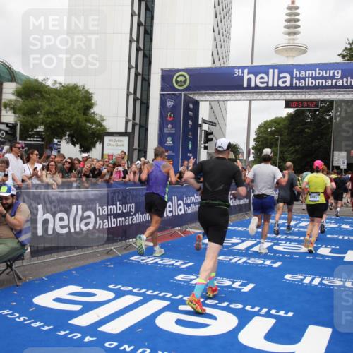 29.06.2025 - hella hamburg halbmarathon Michael Strokosch http://msf.ph/oto/8247933 29.06.2025 10:57:41 Ziel 1239, 2236, 2606, 2652, 4502, 5015, 5134, 5457, 5458, 5728, 12774, 13523, 14571, 14951, 15217, 15220, 17769, 17814, 18388 meine-sportfotos.de