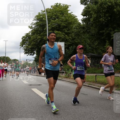 29.06.2025 - hella hamburg halbmarathon Yannick Fuchs http://msf.ph/oto/8247944 29.06.2025 10:47:48 20KM 1030, 1151, 1267, 1422, 1502, 1727, 1870, 2058, 2070, 2354, 2518, 2630, 3096, 3103, 3819, 5020, 5259, 5638, 5866, 6294, 6374, 6481, 6511, 6512, 6629, 6762, 6942, 7274, 7395, 7478, 7918, 8285, 8335, 8394, 8447, 9380, 9791, 9922, 11068, 11430, 11844, 12321, 12379, 12607, 12632, 12909, 13032, 13033, 13397, 13794, 13865, 13912, 14702, 15146, 15441, 15502, 15838, 15856, 15946, 16477, 16780, 17348, 17482, 18143, 18308, 18418, 18487, 18514, 18612, 19067 meine-sportfotos.de