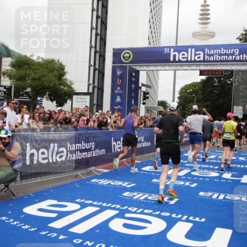 29.06.2025 - hella hamburg halbmarathon Michael Strokosch http://msf.ph/oto/8247965 29.06.2025 10:57:41 Ziel 1239, 2236, 2606, 2652, 4502, 5015, 5134, 5457, 5458, 5728, 12774, 13523, 14571, 14951, 15217, 15220, 17769, 17814, 18388 meine-sportfotos.de