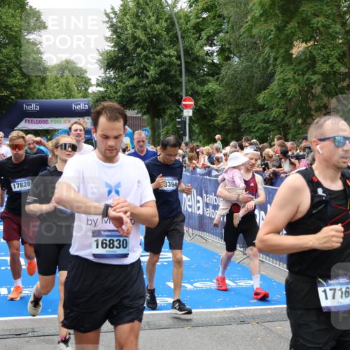 29.06.2025 - hella hamburg halbmarathon Zöllner http://msf.ph/oto/8247987 29.06.2025 10:57:33 Ziel 2236, 3435, 4502, 5015, 5134, 5728, 6281, 6302, 8393, 9727, 12144, 13245, 13394, 15695, 16093, 17758, 17828 meine-sportfotos.de