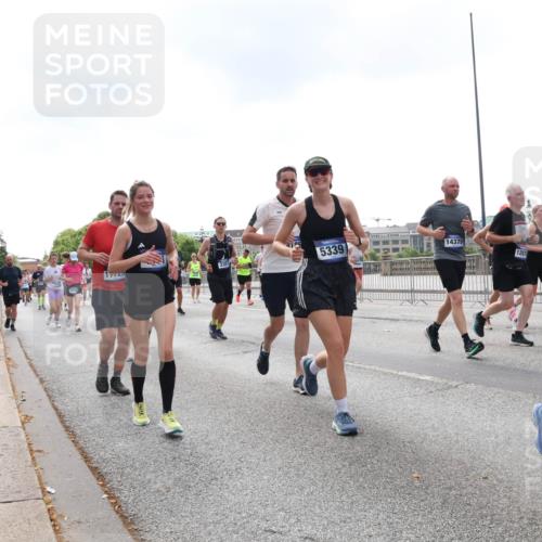 29.06.2025 - hella hamburg halbmarathon Lena Gebhardt http://msf.ph/oto/8247990 29.06.2025 10:45:34 Lombardsbrücke 1033, 1060, 1085, 1104, 1421, 1426, 1685, 1713, 1798, 1854, 1983, 2008, 2216, 2217, 2522, 2550, 2657, 2664, 2917, 2965, 2973, 3160, 3164, 3357, 3377, 3879, 3993, 4099, 4102, 4186, 4224, 4306, 4317, 4337, 4388, 4504, 4820, 4851, 5044, 5099, 5108, 5190, 5339, 5635, 5636, 5949, 6133, 6150, 6509, 6623, 6763, 6788, 6911, 6922, 6980, 7268, 7283, 7356, 7530, 7541, 7699, 7859, 8594, 8605, 8745, 8762, 9620, 10030, 10182, 10225, 10327, 10329, 10367, 11314, 12334 meine-sportfotos.de