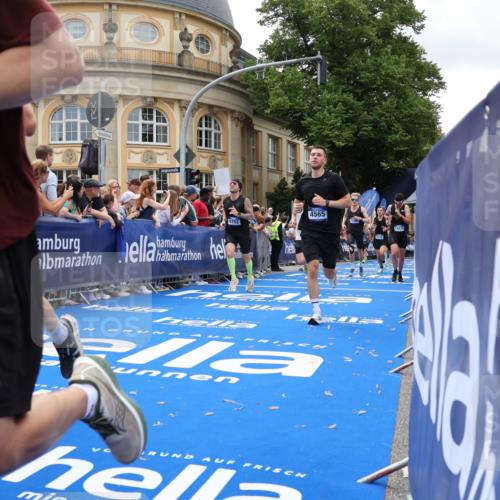 29.06.2025 - hella hamburg halbmarathon Strokosch-Dieckow http://msf.ph/oto/8247992 29.06.2025 10:39:17 Ziel 2044, 3282, 4565, 5752, 6037, 6152, 8319, 8925, 11305, 12046, 12335, 13479, 13729, 14311, 14359, 15013, 15866, 17646, 17668, 18149 meine-sportfotos.de