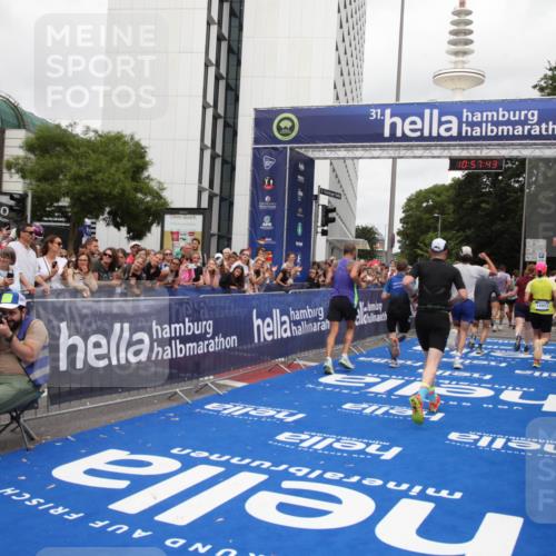 29.06.2025 - hella hamburg halbmarathon Michael Strokosch http://msf.ph/oto/8247999 29.06.2025 10:57:42 Ziel 1239, 1715, 2236, 2606, 2652, 4502, 5457, 5458, 12774, 13523, 14571, 14951, 15217, 15220, 17769, 17814, 18388, 18985 meine-sportfotos.de
