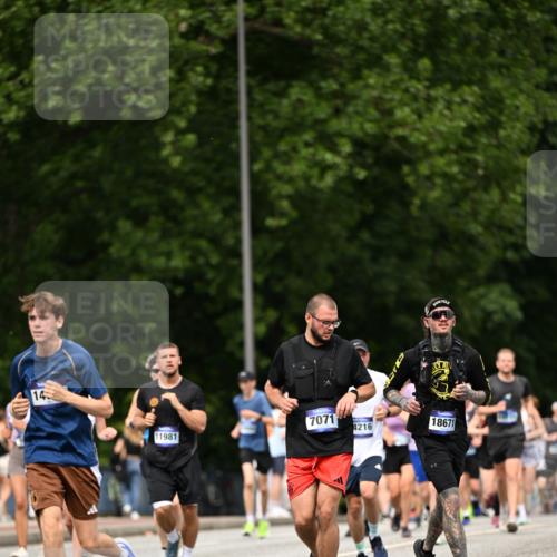 29.06.2025 - hella hamburg halbmarathon Dr. Thomas Lammeyer http://msf.ph/oto/8248001 29.06.2025 10:34:46 Kennedybrücke 1773, 2097, 2302, 2505, 2569, 3131, 6556, 6620, 7071, 7351, 7517, 8792, 9095, 9576, 9830, 9937, 10989, 10996 meine-sportfotos.de