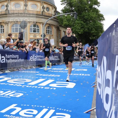 29.06.2025 - hella hamburg halbmarathon Strokosch-Dieckow http://msf.ph/oto/8248013 29.06.2025 10:39:17 Ziel 2044, 3282, 4565, 5752, 6037, 6152, 8319, 8925, 11305, 12046, 12335, 13479, 13729, 14311, 14359, 15013, 15866, 17646, 17668, 18149 meine-sportfotos.de