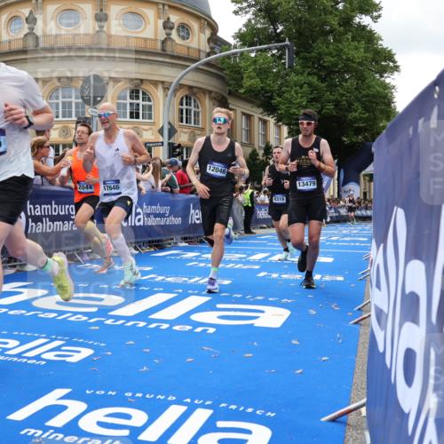 29.06.2025 - hella hamburg halbmarathon Strokosch-Dieckow http://msf.ph/oto/8248057 29.06.2025 10:39:19 Ziel 2044, 2546, 2972, 4565, 5752, 6037, 6152, 8319, 8346, 8925, 11305, 12046, 12335, 12372, 13479, 13729, 14311, 14359, 15013, 15866, 17646, 17668 meine-sportfotos.de