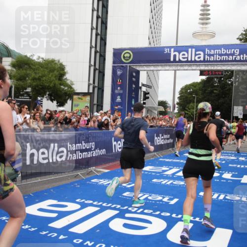 29.06.2025 - hella hamburg halbmarathon Michael Strokosch http://msf.ph/oto/8248070 29.06.2025 10:57:43 Ziel 1239, 1715, 1719, 2606, 2652, 5457, 5458, 10133, 12774, 13523, 14571, 14951, 15217, 15220, 17455, 17769, 17814, 18388, 18985 meine-sportfotos.de