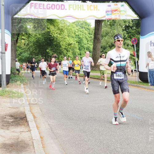 29.06.2025 - hella hamburg halbmarathon MichiJ http://msf.ph/oto/8248084 29.06.2025 10:28:38 Zwischen KM18-KM19 2573, 2972, 4565, 5709, 5803, 6649, 8370, 11714, 14077, 15421, 15689, 18013, 18979 meine-sportfotos.de