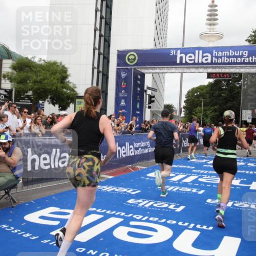 29.06.2025 - hella hamburg halbmarathon Michael Strokosch http://msf.ph/oto/8248108 29.06.2025 10:57:43 Ziel 1239, 1715, 1719, 2606, 2652, 5457, 5458, 10133, 12774, 13523, 14571, 14951, 15217, 15220, 17455, 17769, 17814, 18388, 18985 meine-sportfotos.de