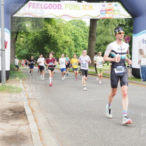 29.06.2025 - hella hamburg halbmarathon MichiJ http://msf.ph/oto/8248129 29.06.2025 10:28:38 Zwischen KM18-KM19 2573, 2972, 4565, 5709, 5803, 6649, 8370, 11714, 14077, 15421, 15689, 18013, 18979 meine-sportfotos.de
