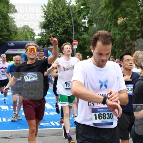29.06.2025 - hella hamburg halbmarathon Zöllner http://msf.ph/oto/8248139 29.06.2025 10:57:34 Ziel 2236, 2652, 3435, 4502, 5015, 5134, 5457, 5458, 5728, 6281, 6302, 8393, 12144, 13245, 13394, 15695, 16093, 17758, 17828 meine-sportfotos.de