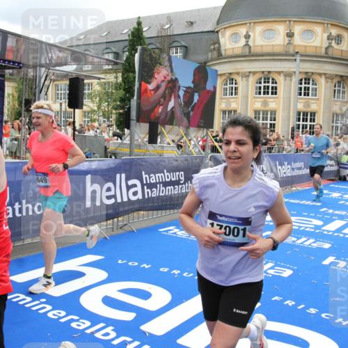 29.06.2025 - hella hamburg halbmarathon Michael Strokosch http://msf.ph/oto/8248148 29.06.2025 10:49:41 Ziel 2504, 2516, 2706, 2889, 2937, 3060, 5705, 5978, 6115, 7332, 9038, 9463, 9619, 9649, 11340, 11679, 11977, 13233, 14562, 15392, 16114, 16592, 16738, 16843, 17001, 18058, 18451 meine-sportfotos.de