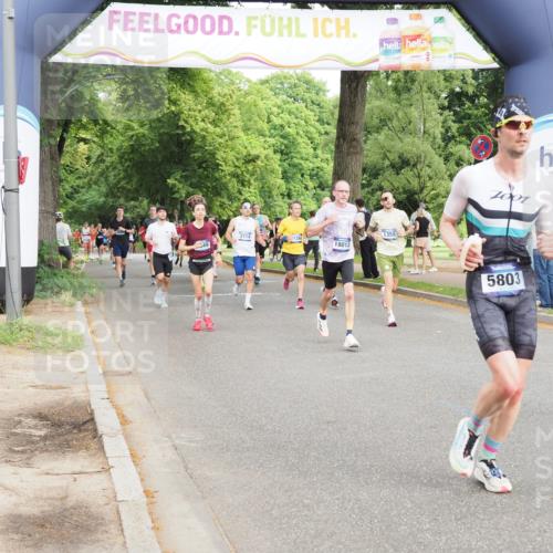 29.06.2025 - hella hamburg halbmarathon MichiJ http://msf.ph/oto/8248178 29.06.2025 10:28:38 Zwischen KM18-KM19 2573, 2972, 4565, 5709, 5803, 6649, 8370, 11714, 14077, 15421, 15689, 18013, 18979 meine-sportfotos.de
