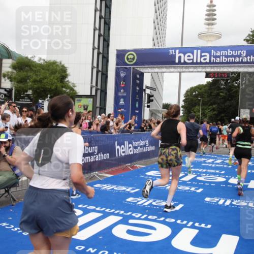 29.06.2025 - hella hamburg halbmarathon Michael Strokosch http://msf.ph/oto/8248192 29.06.2025 10:57:44 Ziel 1239, 1715, 1719, 2606, 2652, 5457, 5458, 10133, 12774, 13523, 14571, 14951, 15217, 15220, 16418, 17455, 17769, 17814, 18388, 18508, 18985 meine-sportfotos.de