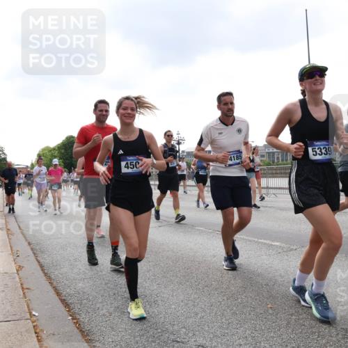 29.06.2025 - hella hamburg halbmarathon Lena Gebhardt http://msf.ph/oto/8248199 29.06.2025 10:45:34 Lombardsbrücke 1033, 1060, 1085, 1104, 1421, 1426, 1685, 1713, 1798, 1854, 1983, 2008, 2216, 2217, 2522, 2550, 2657, 2664, 2917, 2965, 2973, 3160, 3164, 3357, 3377, 3879, 3993, 4099, 4102, 4186, 4224, 4306, 4317, 4337, 4388, 4504, 4820, 4851, 5044, 5099, 5108, 5190, 5339, 5635, 5636, 5949, 6133, 6150, 6509, 6623, 6763, 6788, 6911, 6922, 6980, 7268, 7283, 7356, 7530, 7541, 7699, 7859, 8594, 8605, 8745, 8762, 9620, 10030, 10182, 10225, 10327, 10329, 10367, 11314, 12334 meine-sportfotos.de