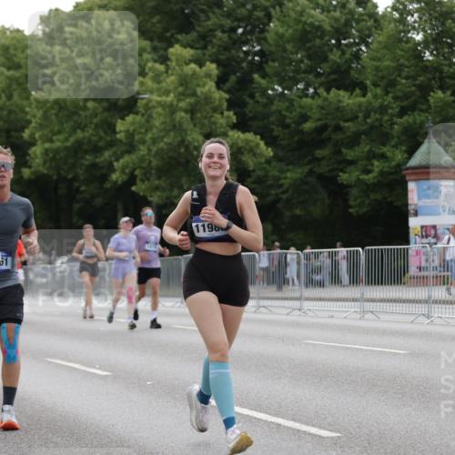29.06.2025 - hella hamburg halbmarathon Jannik Wohlers http://msf.ph/oto/8248210 29.06.2025 10:30:44 Lombardsbrücke 1292, 1773, 1979, 2097, 2414, 2914, 4561, 4817, 5437, 5943, 6057, 6195, 6620, 6787, 7351, 7604, 8050, 8072, 8073, 8757, 9576, 10111, 10989, 11988, 12384, 12627, 14095, 14349, 15466, 15589, 16457, 17224, 17463, 17509, 17587, 17742, 17966, 19052, 19226 meine-sportfotos.de