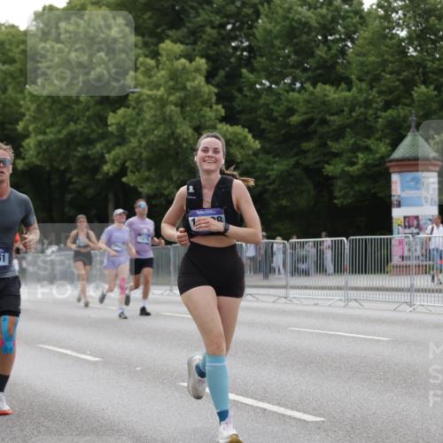 29.06.2025 - hella hamburg halbmarathon Jannik Wohlers http://msf.ph/oto/8248228 29.06.2025 10:30:44 Lombardsbrücke 1292, 1773, 1979, 2097, 2414, 2914, 4561, 4817, 5437, 5943, 6057, 6195, 6620, 6787, 7351, 7604, 8050, 8072, 8073, 8757, 9576, 10111, 10989, 11988, 12384, 12627, 14095, 14349, 15466, 15589, 16457, 17224, 17463, 17509, 17587, 17742, 17966, 19052, 19226 meine-sportfotos.de