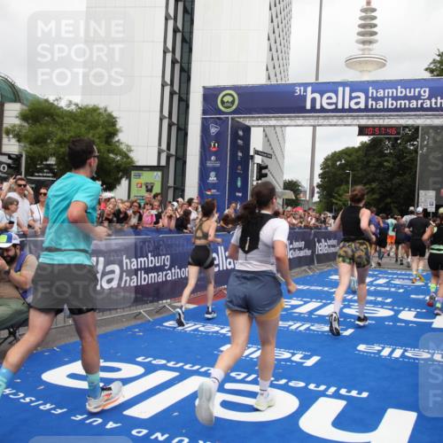 29.06.2025 - hella hamburg halbmarathon Michael Strokosch http://msf.ph/oto/8248235 29.06.2025 10:57:45 Ziel 1239, 1715, 1719, 2606, 7833, 10133, 12774, 13523, 14571, 14951, 15217, 15220, 16418, 17201, 17455, 17769, 17814, 18388, 18508, 18985 meine-sportfotos.de