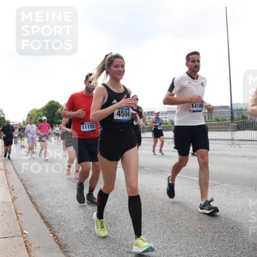 29.06.2025 - hella hamburg halbmarathon Lena Gebhardt http://msf.ph/oto/8248263 29.06.2025 10:45:34 Lombardsbrücke 1033, 1060, 1085, 1104, 1421, 1426, 1685, 1713, 1798, 1854, 1983, 2008, 2216, 2217, 2522, 2550, 2657, 2664, 2917, 2965, 2973, 3160, 3164, 3357, 3377, 3879, 3993, 4099, 4102, 4186, 4224, 4306, 4317, 4337, 4388, 4504, 4820, 4851, 5044, 5099, 5108, 5190, 5339, 5635, 5636, 5949, 6133, 6150, 6509, 6623, 6763, 6788, 6911, 6922, 6980, 7268, 7283, 7356, 7530, 7541, 7699, 7859, 8594, 8605, 8745, 8762, 9620, 10030, 10182, 10225, 10327, 10329, 10367, 11314, 12334 meine-sportfotos.de