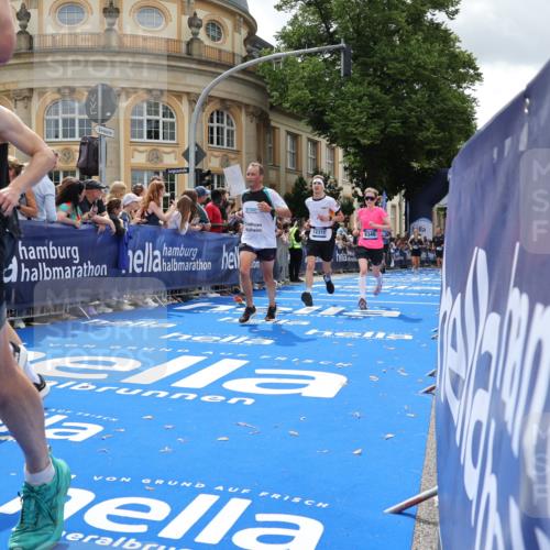 29.06.2025 - hella hamburg halbmarathon Strokosch-Dieckow http://msf.ph/oto/8248295 29.06.2025 10:39:28 Ziel 1343, 2546, 2972, 6152, 7152, 7154, 8346, 9116, 9265, 12335, 12372, 14359, 15013, 15336, 15828, 15866, 15965, 17215, 17360, 18154, 18285, 18803 meine-sportfotos.de