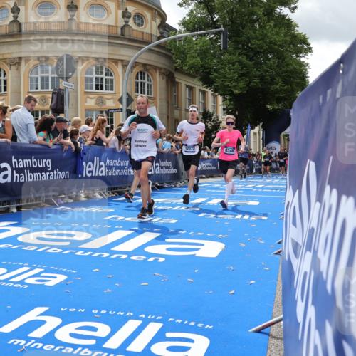 29.06.2025 - hella hamburg halbmarathon Strokosch-Dieckow http://msf.ph/oto/8248326 29.06.2025 10:39:28 Ziel 1343, 2546, 2972, 6152, 7152, 7154, 8346, 9116, 9265, 12335, 12372, 14359, 15013, 15336, 15828, 15866, 15965, 17215, 17360, 18154, 18285, 18803 meine-sportfotos.de
