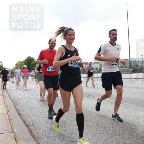 29.06.2025 - hella hamburg halbmarathon Lena Gebhardt http://msf.ph/oto/8248331 29.06.2025 10:45:34 Lombardsbrücke 1033, 1060, 1085, 1104, 1421, 1426, 1685, 1713, 1798, 1854, 1983, 2008, 2216, 2217, 2522, 2550, 2657, 2664, 2917, 2965, 2973, 3160, 3164, 3357, 3377, 3879, 3993, 4099, 4102, 4186, 4224, 4306, 4317, 4337, 4388, 4504, 4820, 4851, 5044, 5099, 5108, 5190, 5339, 5635, 5636, 5949, 6133, 6150, 6509, 6623, 6763, 6788, 6911, 6922, 6980, 7268, 7283, 7356, 7530, 7541, 7699, 7859, 8594, 8605, 8745, 8762, 9620, 10030, 10182, 10225, 10327, 10329, 10367, 11314, 12334 meine-sportfotos.de