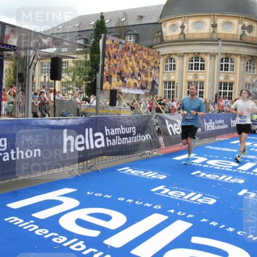 29.06.2025 - hella hamburg halbmarathon Michael Strokosch http://msf.ph/oto/8248341 29.06.2025 10:49:42 Ziel 2504, 2516, 2706, 2889, 2937, 3060, 5705, 5978, 6115, 7332, 9038, 9463, 9619, 9649, 11679, 11977, 14562, 15392, 16738, 16843, 16877, 17001, 18058, 18451, 18926 meine-sportfotos.de