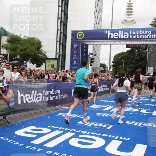 29.06.2025 - hella hamburg halbmarathon Michael Strokosch http://msf.ph/oto/8248344 29.06.2025 10:57:45 Ziel 1239, 1715, 1719, 2606, 7833, 10133, 12774, 13523, 14571, 14951, 15217, 15220, 16418, 17201, 17455, 17769, 17814, 18388, 18508, 18985 meine-sportfotos.de