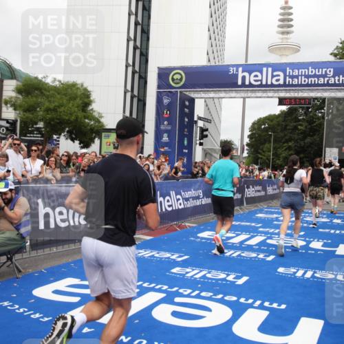 29.06.2025 - hella hamburg halbmarathon Michael Strokosch http://msf.ph/oto/8248392 29.06.2025 10:57:46 Ziel 1715, 1719, 1972, 2606, 7833, 10133, 12440, 12774, 13523, 14951, 15217, 15220, 16418, 17201, 17455, 17769, 17814, 18388, 18508, 18727, 18985 meine-sportfotos.de