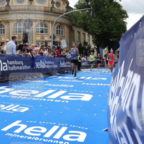 29.06.2025 - hella hamburg halbmarathon Strokosch-Dieckow http://msf.ph/oto/8248399 29.06.2025 10:39:31 Ziel 1343, 2546, 2972, 4888, 6152, 7152, 7154, 8346, 9116, 9265, 11284, 11806, 12335, 12372, 14077, 15094, 15336, 15828, 15965, 17215, 17360, 17425, 18154, 18285, 18803 meine-sportfotos.de