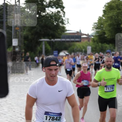 29.06.2025 - hella hamburg halbmarathon Jannik Wohlers http://msf.ph/oto/8248409 29.06.2025 09:55:47 Lombardsbrücke 1061, 1257, 1499, 1502, 1507, 1592, 1689, 2083, 2250, 2260, 2504, 2864, 3060, 4077, 4557, 5607, 6115, 6134, 6168, 7178, 7332, 7943, 8335, 8514, 8668, 8821, 8968, 8989, 9074, 9246, 9537, 9994, 10596, 11009, 11211, 11467, 11645, 12523, 12779, 12870, 12875, 13007, 13159, 13672, 13758, 13803, 13812, 13875, 13948, 14628, 14928, 15157, 15384, 15392, 15502, 15714, 15829, 15868, 15899, 16149, 16175, 16477, 16623, 16738, 16877, 17127, 17131, 17282, 17962, 18021 meine-sportfotos.de