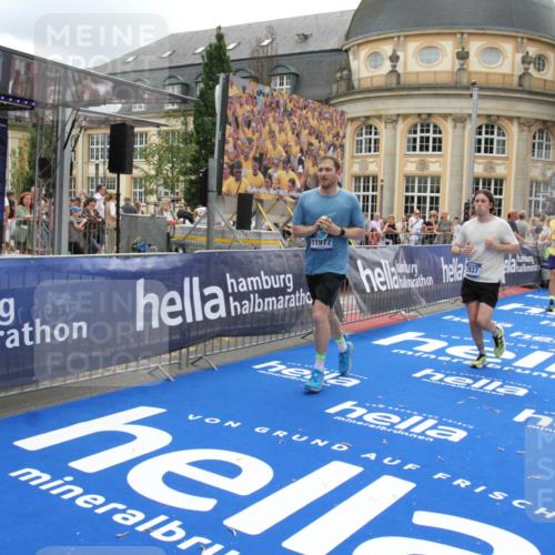 29.06.2025 - hella hamburg halbmarathon Michael Strokosch http://msf.ph/oto/8248438 29.06.2025 10:49:42 Ziel 2504, 2516, 2706, 2889, 2937, 3060, 5705, 5978, 6115, 7332, 9038, 9463, 9619, 9649, 11679, 11977, 14562, 15392, 16738, 16843, 16877, 17001, 18058, 18451, 18926 meine-sportfotos.de