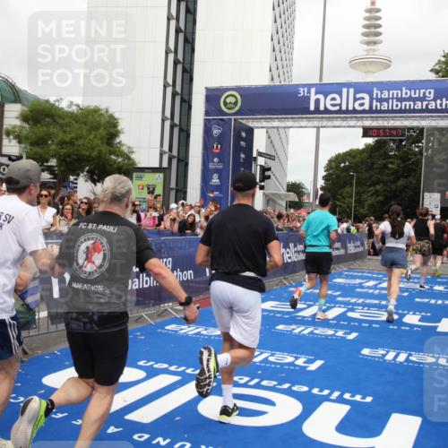 29.06.2025 - hella hamburg halbmarathon Michael Strokosch http://msf.ph/oto/8248439 29.06.2025 10:57:46 Ziel 1715, 1719, 1972, 2606, 7833, 10133, 12440, 12774, 13523, 14951, 15217, 15220, 16418, 17201, 17455, 17769, 17814, 18388, 18508, 18727, 18985 meine-sportfotos.de
