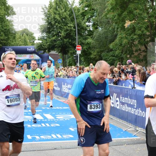 29.06.2025 - hella hamburg halbmarathon Zöllner http://msf.ph/oto/8248476 29.06.2025 10:57:37 Ziel 1239, 2236, 2652, 4502, 5015, 5134, 5457, 5458, 5728, 12144, 13245, 14571, 14951, 15220, 17769, 17814 meine-sportfotos.de