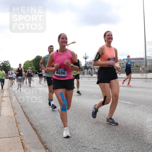 29.06.2025 - hella hamburg halbmarathon Lena Gebhardt http://msf.ph/oto/8248517 29.06.2025 10:34:03 Lombardsbrücke 1189, 1275, 1417, 1672, 1705, 1787, 1896, 2265, 2342, 2464, 2482, 2496, 2526, 2801, 2933, 3145, 3170, 3264, 3340, 3345, 3560, 3829, 3848, 4361, 4433, 4449, 4479, 4696, 4807, 4824, 4826, 4942, 5075, 5096, 5141, 5557, 5561, 5566, 5569, 5584, 5691, 5821, 5822, 5887, 6105, 6109, 6364, 6515, 6516, 6854, 6956, 7027, 7324, 7329, 7565, 7653, 8021, 8157, 8202, 8277, 8282, 8349, 8375, 8377, 8383, 8401, 8965, 9094, 9234, 9438, 9799, 9875, 9995, 10007, 10071, 10360, 10561, 10564 meine-sportfotos.de
