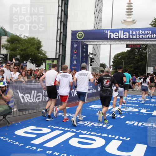 29.06.2025 - hella hamburg halbmarathon Michael Strokosch http://msf.ph/oto/8248519 29.06.2025 10:57:47 Ziel 1715, 1719, 1972, 2606, 5391, 7833, 10133, 12440, 12774, 13523, 14737, 15217, 15220, 16418, 17201, 17455, 17814, 18388, 18508, 18727, 18985 meine-sportfotos.de
