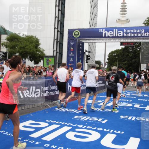 29.06.2025 - hella hamburg halbmarathon Michael Strokosch http://msf.ph/oto/8248574 29.06.2025 10:57:47 Ziel 1715, 1719, 1972, 2606, 5391, 7833, 10133, 12440, 12774, 13523, 14737, 15217, 15220, 16418, 17201, 17455, 17814, 18388, 18508, 18727, 18985 meine-sportfotos.de