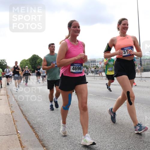 29.06.2025 - hella hamburg halbmarathon Lena Gebhardt http://msf.ph/oto/8248600 29.06.2025 10:34:04 Lombardsbrücke 1189, 1275, 1417, 1672, 1705, 1787, 1896, 2265, 2342, 2464, 2482, 2496, 2526, 2801, 2933, 3145, 3170, 3264, 3340, 3345, 3560, 3829, 3848, 4361, 4433, 4449, 4479, 4696, 4807, 4824, 4826, 4942, 5075, 5096, 5141, 5557, 5561, 5566, 5569, 5584, 5691, 5821, 5822, 5887, 6105, 6109, 6364, 6515, 6516, 6854, 6956, 7027, 7324, 7329, 7565, 7653, 8157, 8202, 8277, 8282, 8349, 8375, 8377, 8383, 8401, 8965, 9094, 9438, 9799, 9875, 9995, 10007, 10071, 10360, 10561, 10564 meine-sportfotos.de
