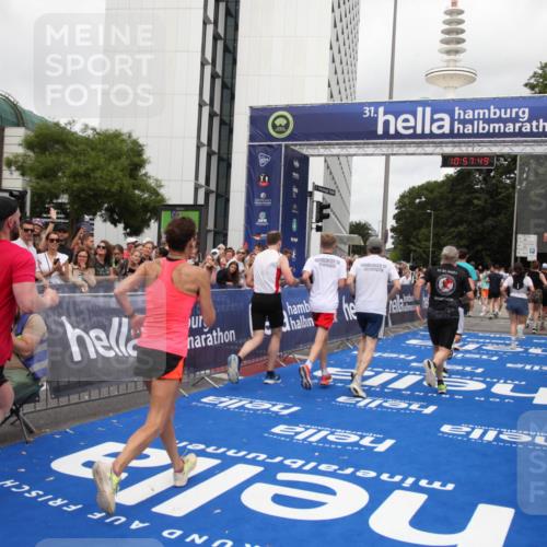 29.06.2025 - hella hamburg halbmarathon Michael Strokosch http://msf.ph/oto/8248619 29.06.2025 10:57:48 Ziel 1715, 1719, 1972, 2034, 2606, 5391, 7833, 10133, 10599, 12440, 12774, 13523, 14737, 15217, 16418, 17201, 17455, 18388, 18508, 18727, 18985 meine-sportfotos.de