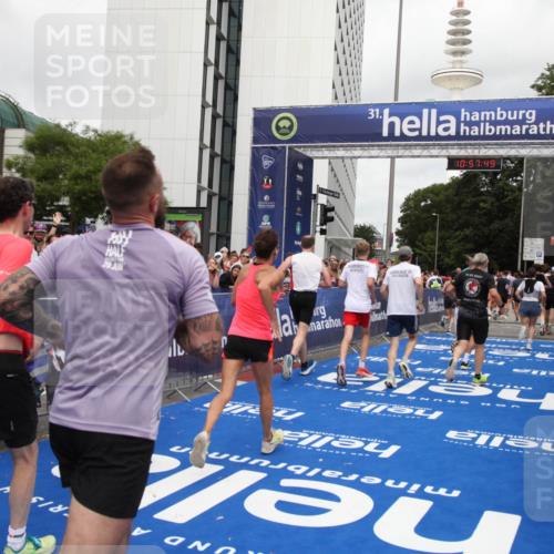 29.06.2025 - hella hamburg halbmarathon Michael Strokosch http://msf.ph/oto/8248663 29.06.2025 10:57:48 Ziel 1715, 1719, 1972, 2034, 2606, 5391, 7833, 10133, 10599, 12440, 12774, 13523, 14737, 15217, 16418, 17201, 17455, 18388, 18508, 18727, 18985 meine-sportfotos.de