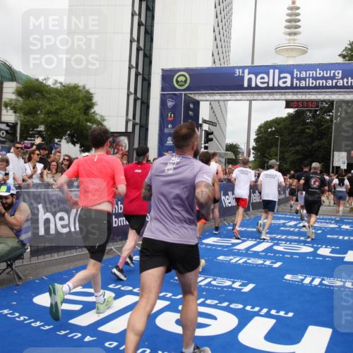 29.06.2025 - hella hamburg halbmarathon Michael Strokosch http://msf.ph/oto/8248705 29.06.2025 10:57:48 Ziel 1715, 1719, 1972, 2034, 2606, 5391, 7833, 10133, 10599, 12440, 12774, 13523, 14737, 15217, 16418, 17201, 17455, 18388, 18508, 18727, 18985 meine-sportfotos.de