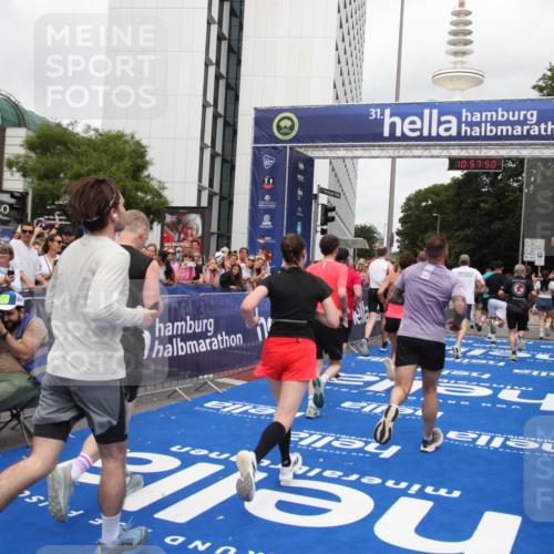 29.06.2025 - hella hamburg halbmarathon Michael Strokosch http://msf.ph/oto/8248744 29.06.2025 10:57:49 Ziel 1715, 1719, 1972, 2034, 5391, 7269, 7833, 10133, 10599, 10703, 12440, 12523, 12774, 13523, 14737, 15217, 16418, 17201, 17455, 18388, 18508, 18727, 18985 meine-sportfotos.de